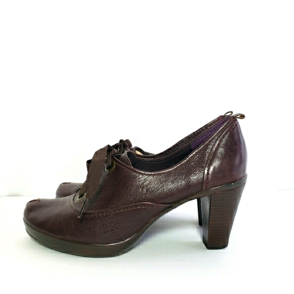 Clarks Leather Lace-Up Oxford Heel in Burgundy - Picture 2 of 7